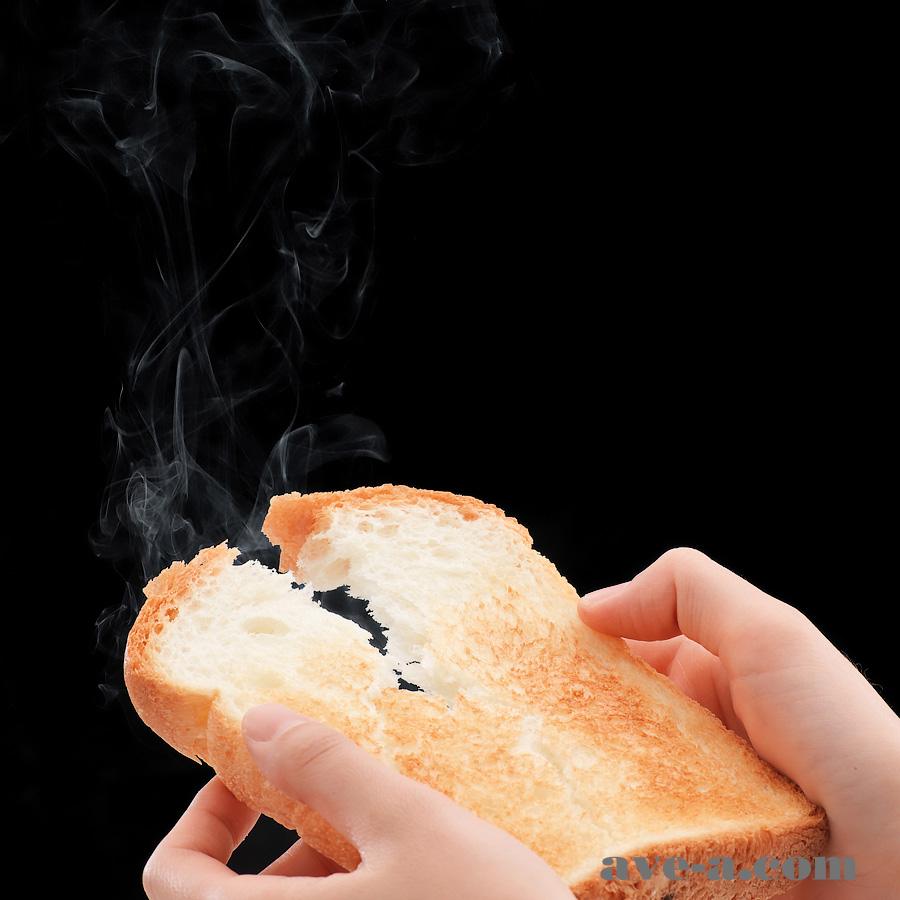 食パンんを手でちぎる写真。トースターのイメージ写真用に撮影。