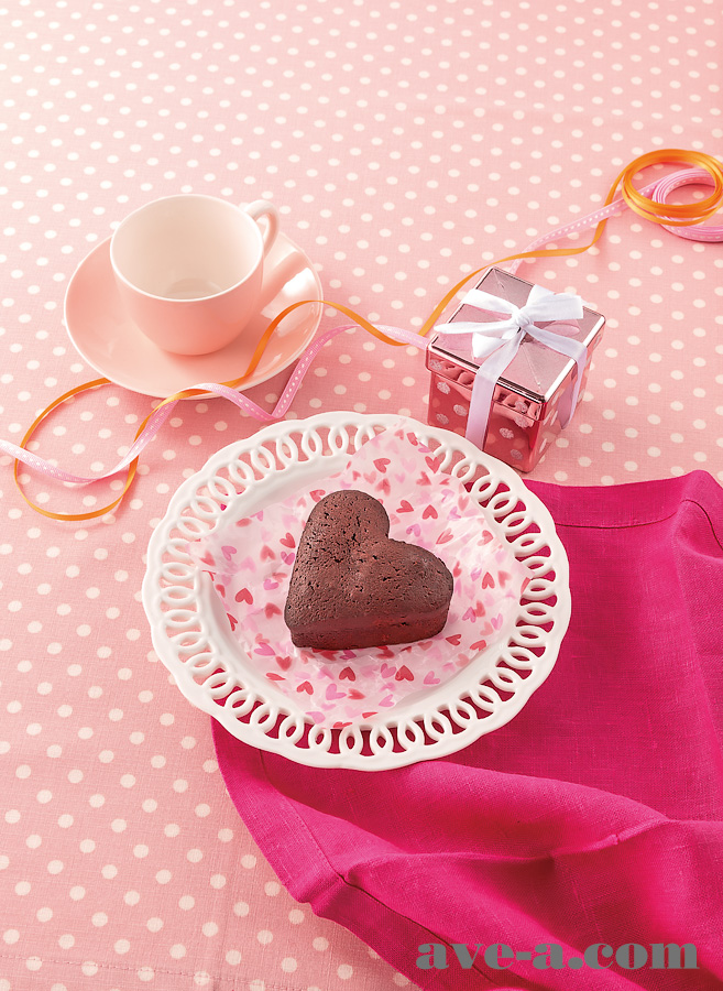ハート形をしたチョコレートの焼き菓子。バレンタインの広告用イメージに撮影