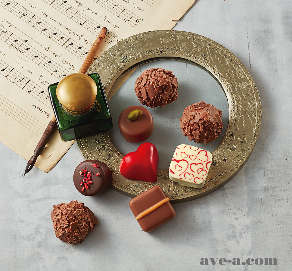 音楽家の休憩時間をイメージさせる。ブランドチョコレートのギフトカタログ用に使用するイメージ写真