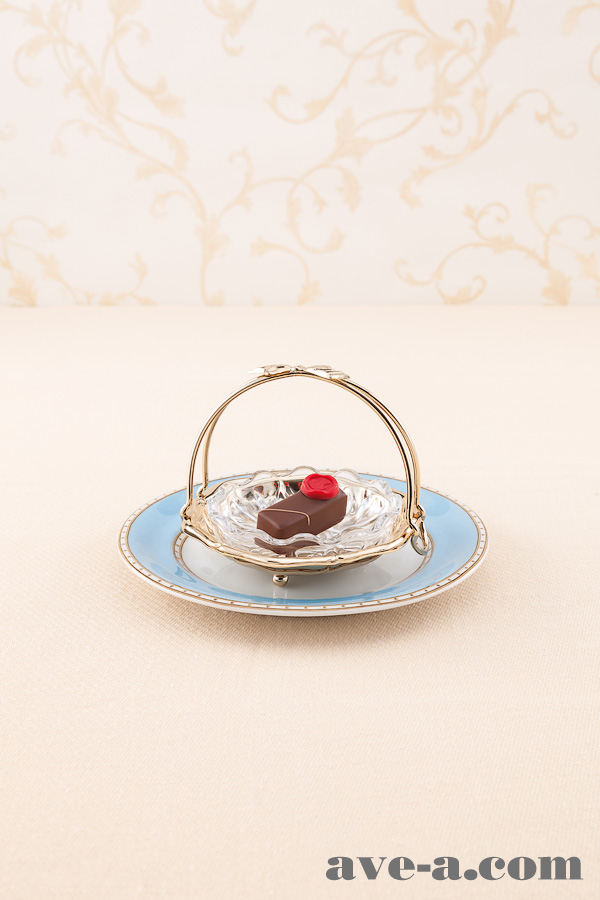 金谷ホテルのチョコレートを冊子の表紙で使用するイメージ写真