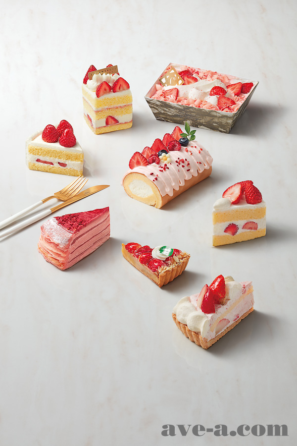 イチゴのケーキをたくさん並べて、春のイベント販促用に撮影