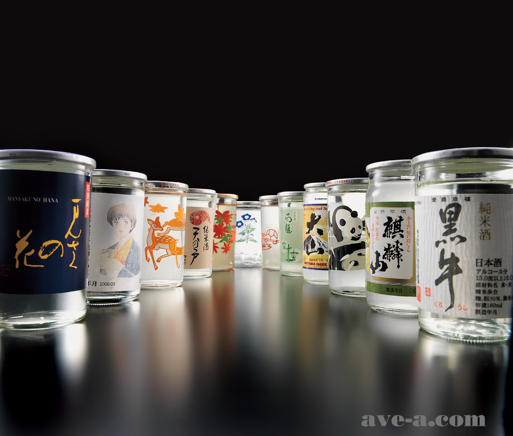 ワンカップのお酒をたくさん並べて、夜の屋形船の様に撮影