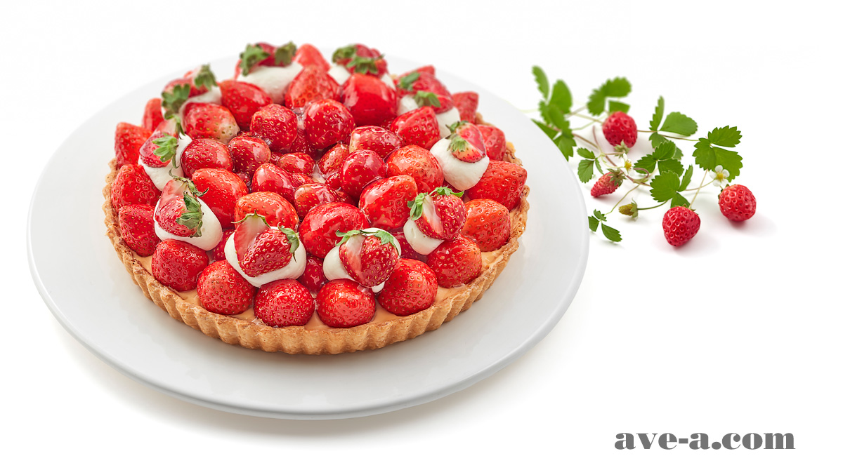 イチゴたっぷりのタルトケーキ。静岡の有名ケーキ屋さんの広告用のイメージ写真